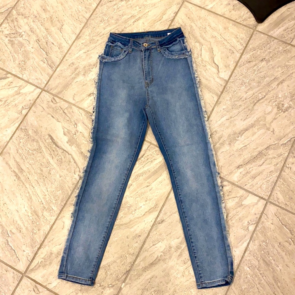 Super cute two toned jeans!
